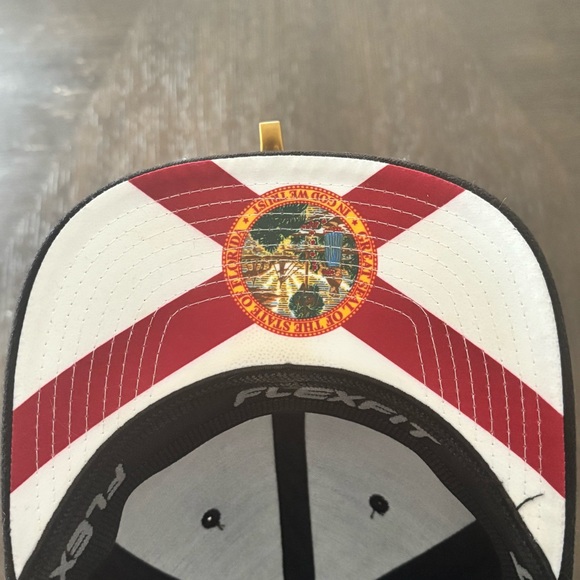 NWOT Oakley Florida Flexfit Hat Black S/M State Flag Under Brim - Picture 3 of 4